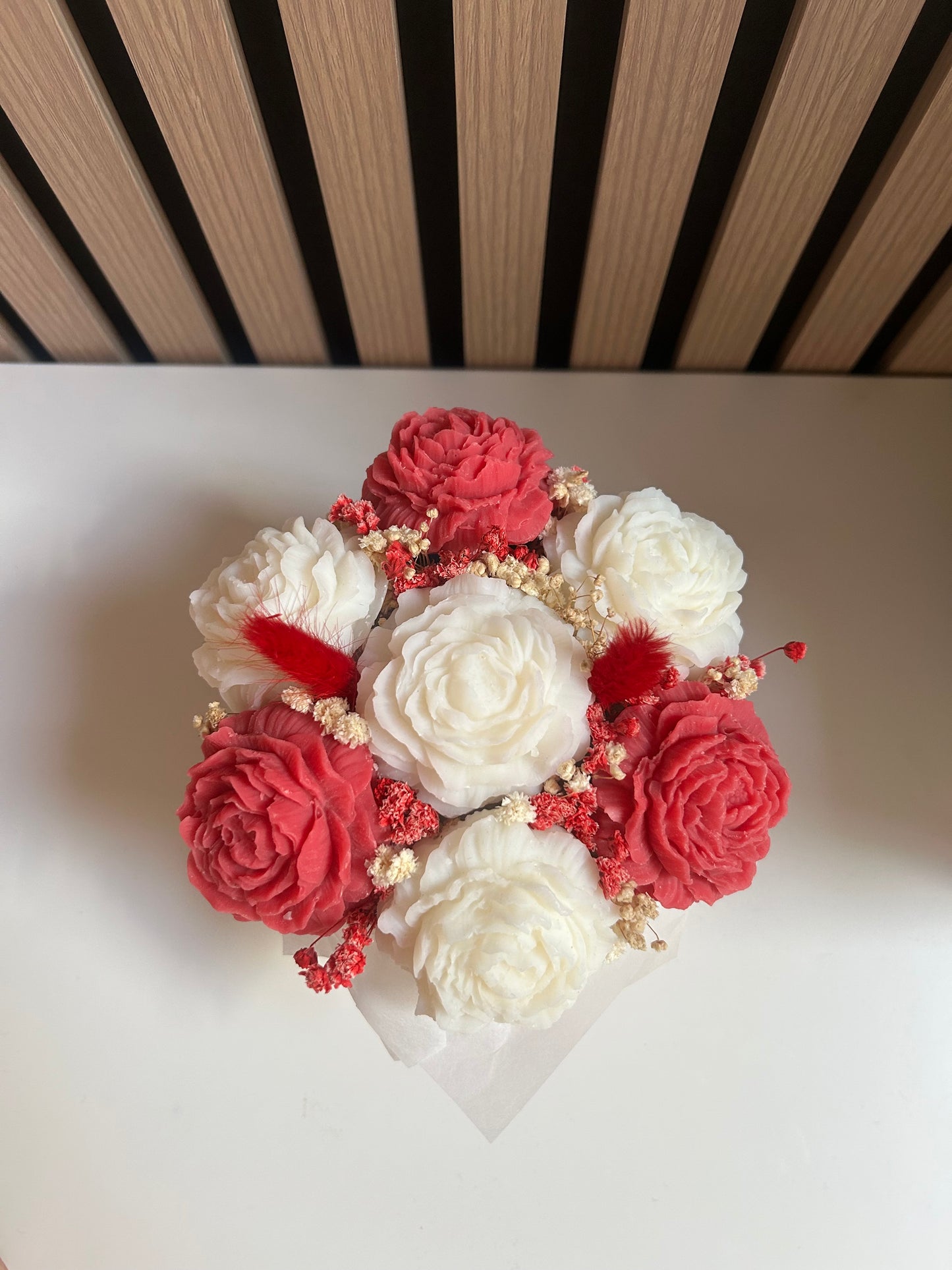 Bouquet floral blanc et rouge cerise
