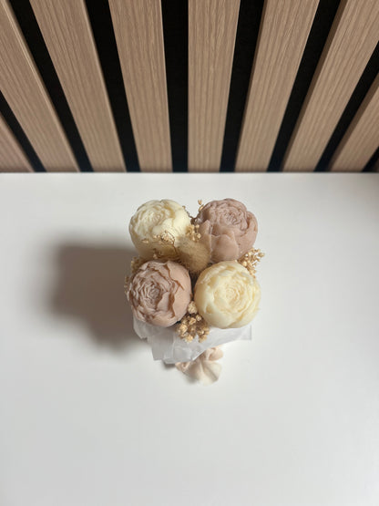 Bouquet pivoine fermée blanc et sable