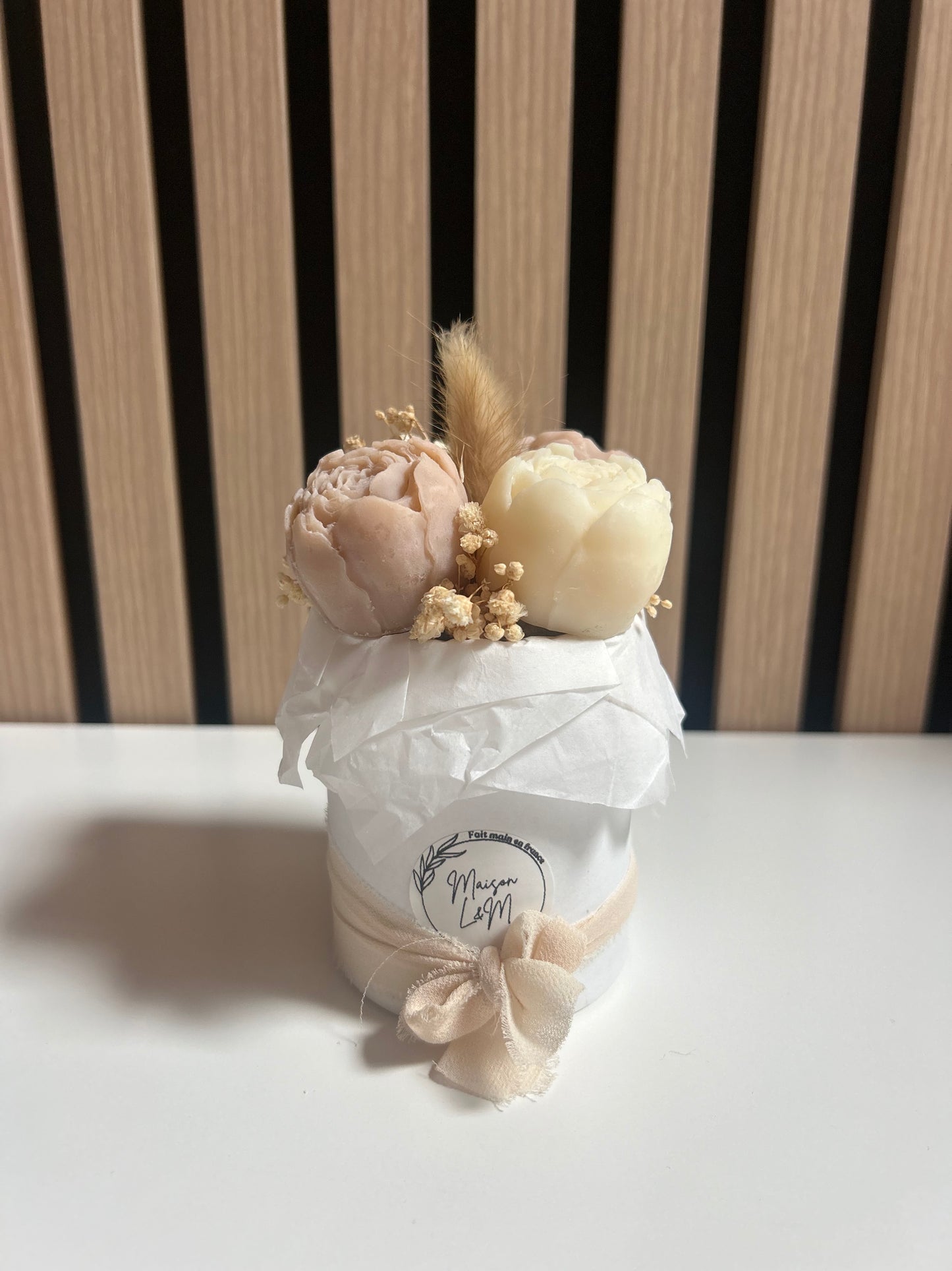 Bouquet pivoine fermée blanc et sable