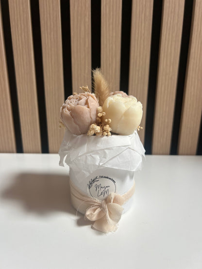 Bouquet pivoine fermée blanc et sable
