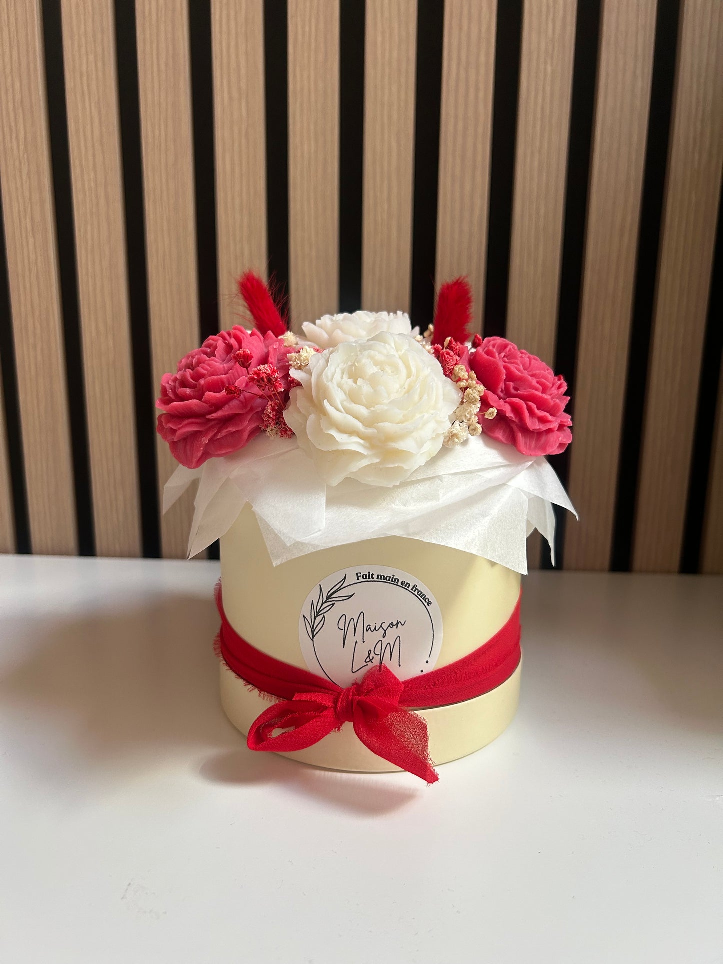 Bouquet floral blanc et rouge cerise