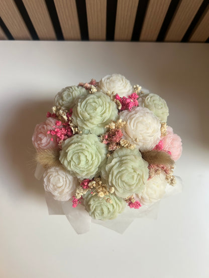 Bouquet floral blanc, rose et vert pastel