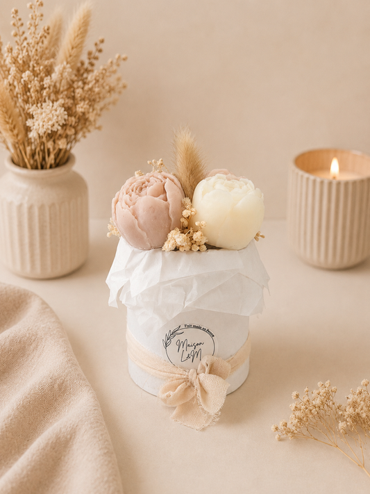 Bouquet pivoine fermée blanc et sable